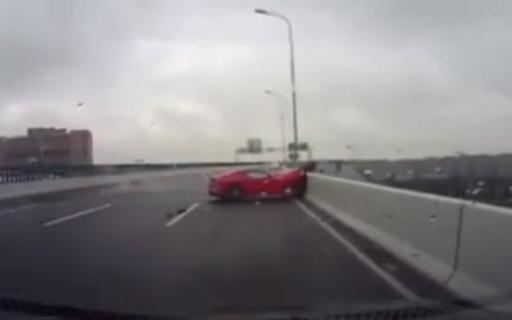 Ferrari F12 gebruikt snelweg als flipperkast