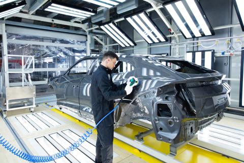 Lamborghini Urus verf fabriek spuitcabine Autofabrieken dicht
