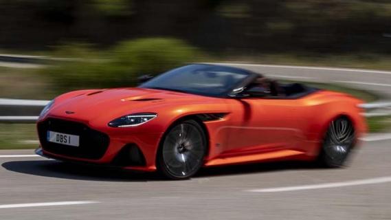Aston Martin Superleggera Volante links zij op de weg