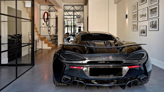 Nederlander parkeert McLaren in de woonkamer