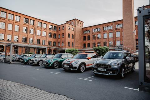 Mini's op parkeerplaatsen in Duitsland