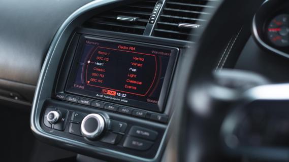 Audi R8 V8 vs V10 radio in V8