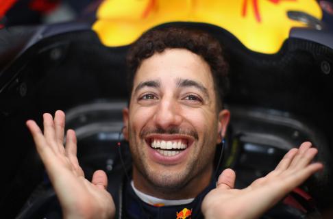 Daniel Ricciardo dichtbij in cockpit