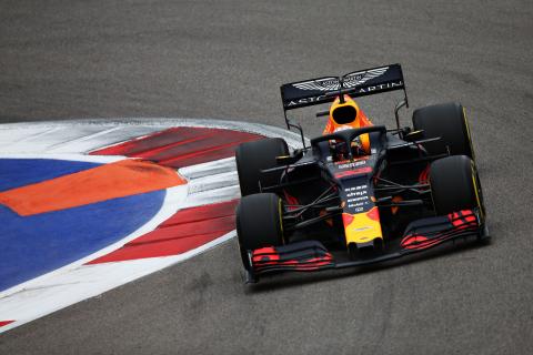 Max Verstappen in de bocht GP van Rusland 2019
