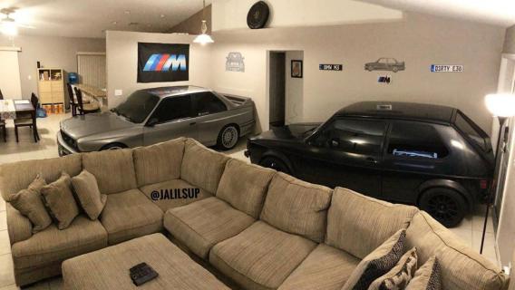 BMW en Golf in woonkamer