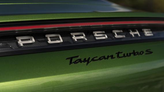 Porsche Taycan Turbo S Badge groen