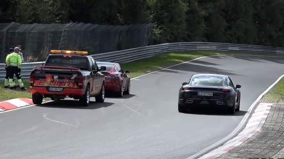 Porsche Taycan rijdt Model S voorbij op de Nurburgring