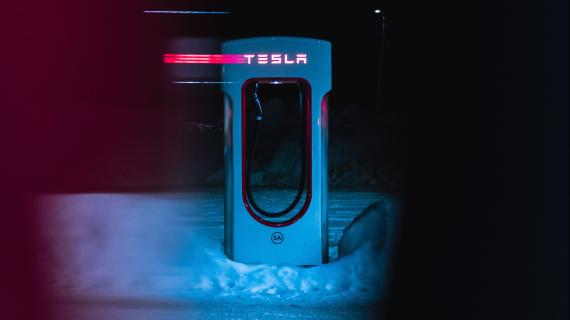 Tesla Supercharger in de sneeuw