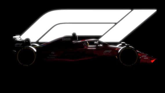 F1 2021 auto met wit licht in achtergrond