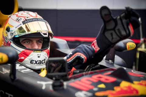 Max Verstappen in cockpit trekt handschoen aan