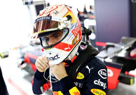 Max Verstappen met helm op GP van Japan 2019