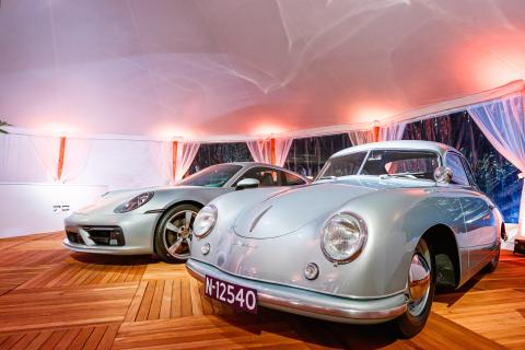 Porsche Carrera 911 4S Ben Pon jr met Porsche 356 in museum