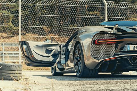 Bugatti Chiron Sport achter deur open