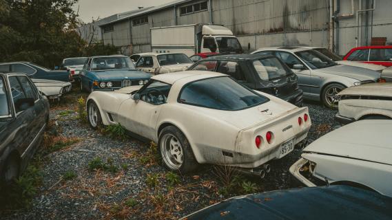 Japans autokerkhof oude Corvette