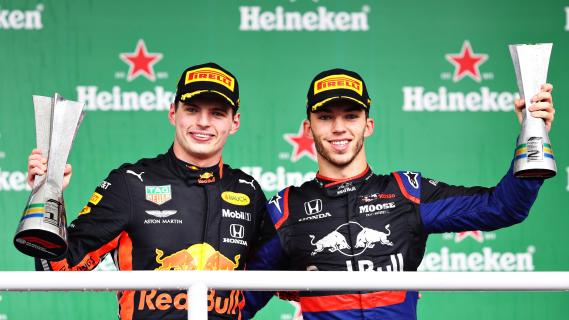 Max Verstappen en Pierre Gasly op podium GP van brazilië 2019
