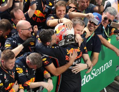 Max Verstappen viert overwinning met team GP vaMax Verstappen viert overwinning met team GP van brazilië 2019n brazilië 2019