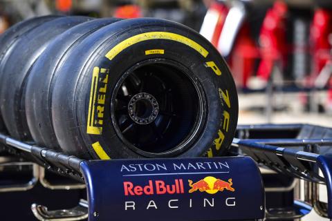 Medium band Pirelli bij Red Bull racing