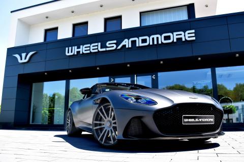 Wheelsandmore Aston Martin DBS Superleggera drie kwart voor voor winkel