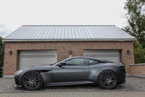 Wheelsandmore Aston Martin DBS Superleggera recht zij