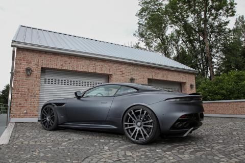Wheelsandmore Aston Martin DBS Superleggera voor garage schuin achter