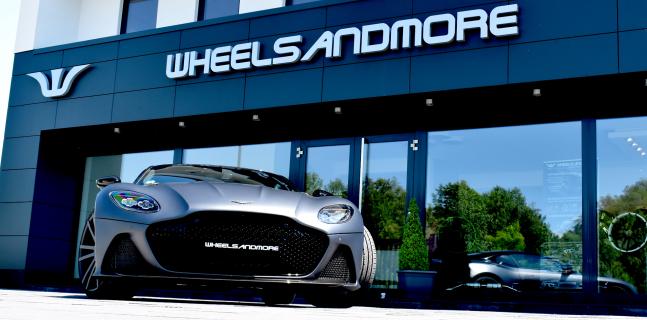 Wheelsandmore Aston Martin DBS Superleggera voor winkel schuin voor