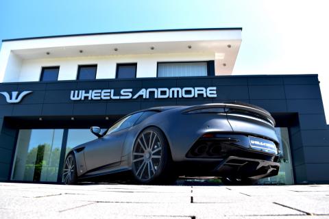 Wheelsandmore Aston Martin DBS Superleggera voor winkel achter