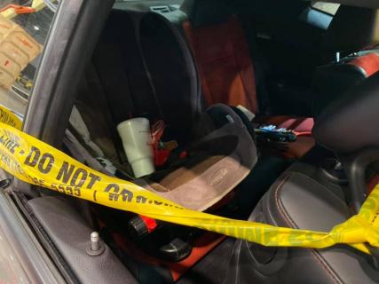 Dodge Challenger Hellcat gestolen en gecrasht interieur achter babyzitje