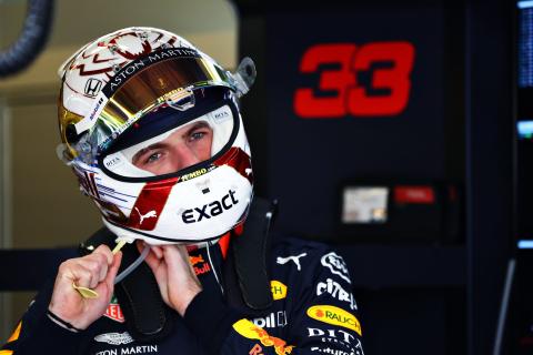Max Verstappen doet helm op GP van Abu Dhabi 2019