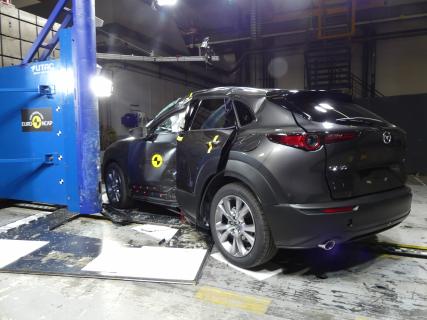 Mazda CX-30 Crashtest drie kwart achter
