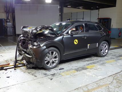 Mazda CX-30 Crashtest drie kwart voor
