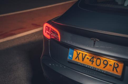 Tesla Model 3 Performance achterlicht en Nederlands kenteken
