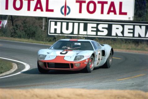 Ford GT40 Gulf tijdens de 24 Uur van Le Mans in 1968