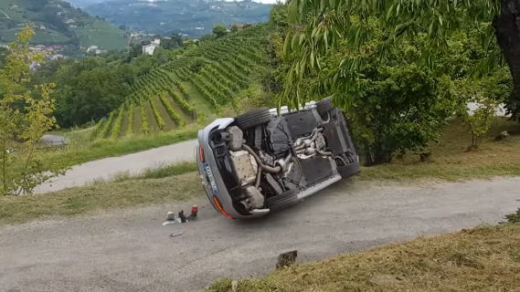Audi RS 5 crash onder schuin