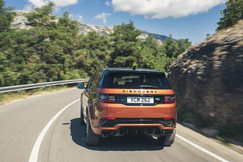 Land Rover Discovery Sport D250R-Dynamic S rijder achter