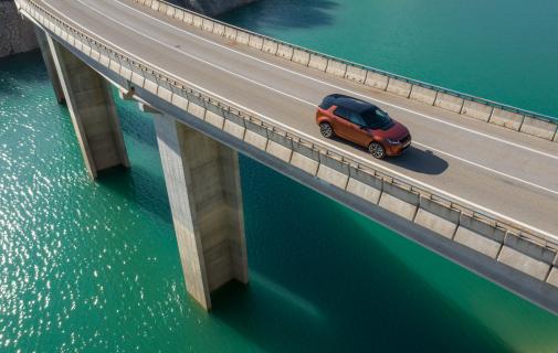 Land Rover Discovery Sport D250R-Dynamic S rijder op brug