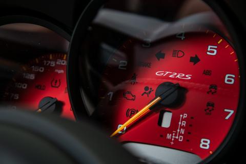 Porsche 911 GT2 RS Weissach interieur detail dashboard kilometerteller