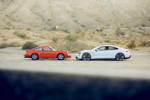 Porsche oer 911 vs Porsche Taycan statisch zijkant