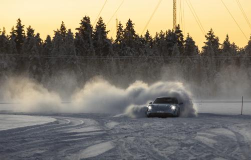 Porsche Taycan 4S drift door de sneeuw