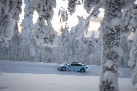 Porsche Taycan 4S door de sneeuw