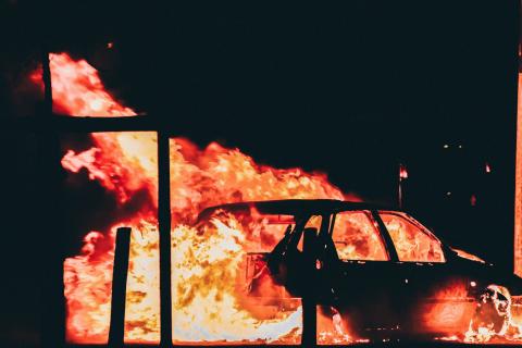 auto in de brand vlammen