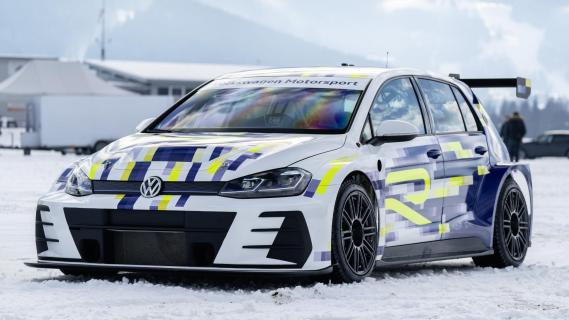 VW Golf met ID R-motoren eR1 ijs sneeuw ijsrijden