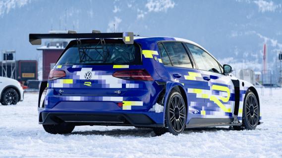 VW Golf met ID R-motoren eR1 ijs sneeuw ijsrijden spoiler