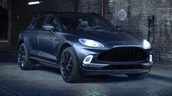 Aston Martin DBX by Q in donker steegje