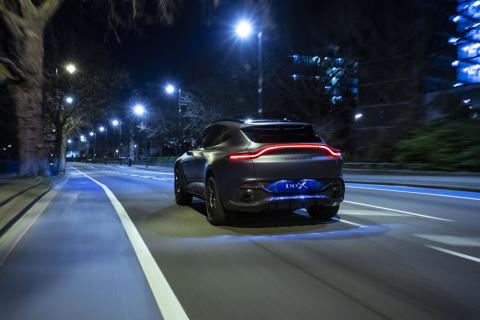 Aston Martin DBX by Q in de nacht door Londen