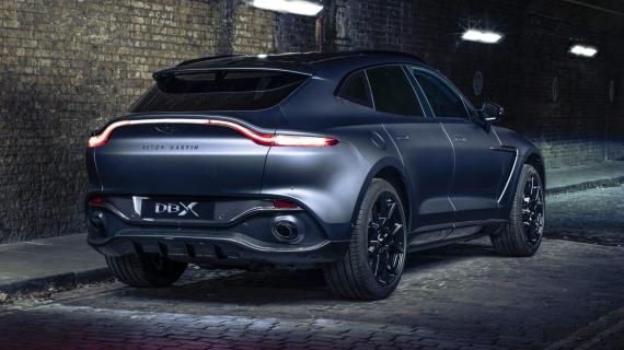 Aston Martin DBX by Q in donker steegje