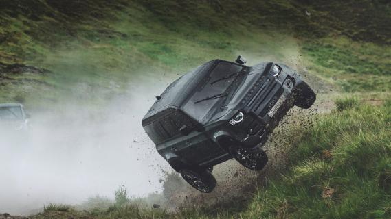 Land Rover Defender Springt