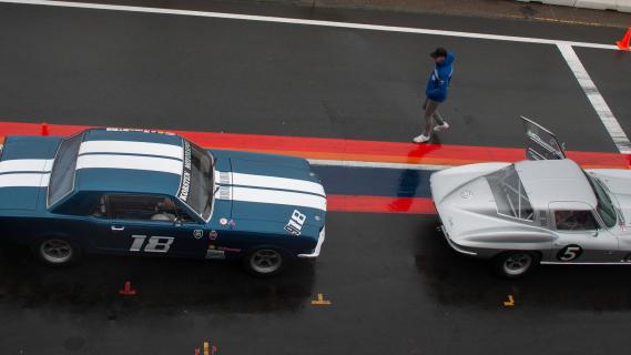 pitstraat van Circuit Zandvoort et Ford Mustang en Corvette