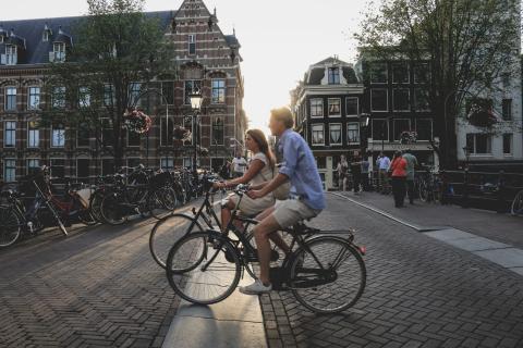 Twee fietsers in Amsterdam