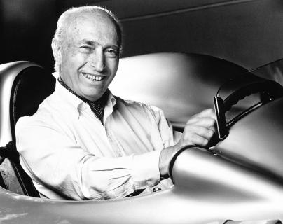Juan Manuel Fangio achter stuur