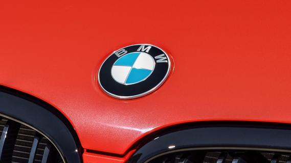 Oude BMW-logo op motorkap